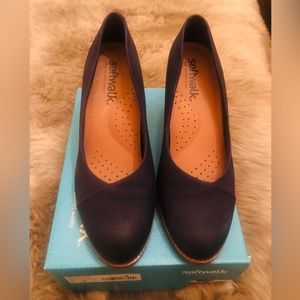 Like New Navy blue nubuck SoftWalk heels, size 9.5